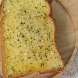 ขนมปังปิ้ง เนยกระเทียม