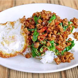 กระเพราหมูสับราดข้าว