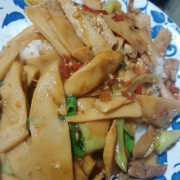 ผัดหน่อไม้ใส่หมู(ราดข้าว)