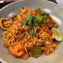 ผัดมาม่าต้มยำทะเล-