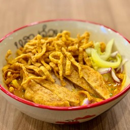 ข้าวซอยหมูยอทอด