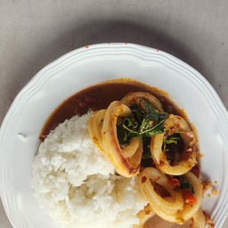 ข้าวกะเพราปลาหมึก