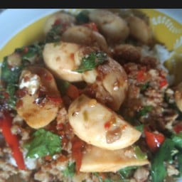 ข้าวกระเพราหมูสับ+ลูกชิ้นหมู