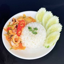 ข้าวหน้าปลาหมึกผัดไข่เค็ม