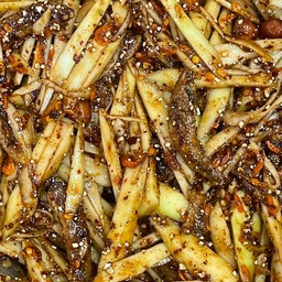 ยำมะม่วงลาวปลาร้าข้าวคั่ว