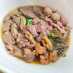 ก๋วยเตี๋ยวเนื้อตุ๋น หน้าวัดป่างิ้ว
