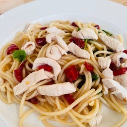 สปาเก็ตตี้ ผัดพริกแห้ง - ไก่