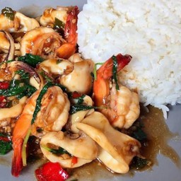 ข้าวราดผัดกระเพรากุ้งหมึก