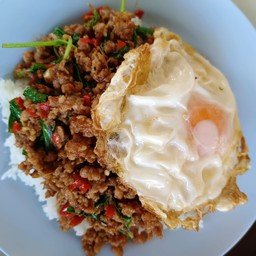 กะเพราหมูสับ ไข่ดาว