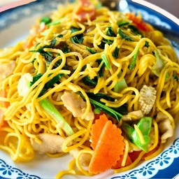 เส้นเหลืองผัดซีอิ๊ว