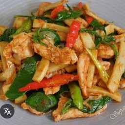 ข้าวผัดพริกแกงหน่อไม้ไก่