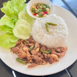 ข้าวไก่ทอดพริกสด