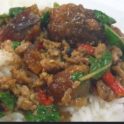 ข้าวราดผัดกระเพราไข่เยี่ยวม้า