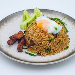 ข้าวผัดกะเพราหมูชิ้น ไข่ออนเซน