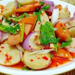 ยำลูกชิ้นไส้กรอก