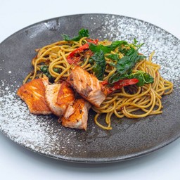 สปาเก็ตตี้ผัดขี้เมาแซลมอนย่าง