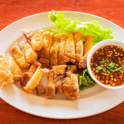 สามชั้นทอดน้ำปลา