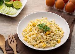 ข้าวผัดหมูจานกลาง