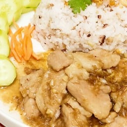 ข้าวกล้อง หมูนุ่มทอดกระเทียม