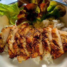 ข้าวหน้าอกไก่อบพริกไทยดำ