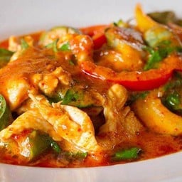 ผัดพริกแกงรวมญาติ ( หมู ไก่ หมึก กุ้ง)