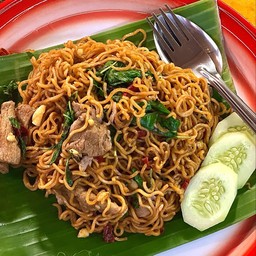 ผัดมาม่ากะเพราหมูสไลด์