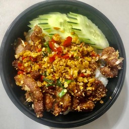 สันคอหมูผัดพริกเกลือราดข้าว