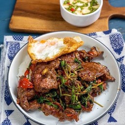 กระเพราเนื้อน่องลายไข่ดาว