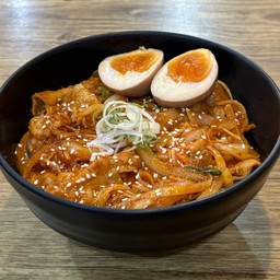 ข้าวหมูพริกเกาหลีไข่ต้มโชยุ ฟรี กิมจิ