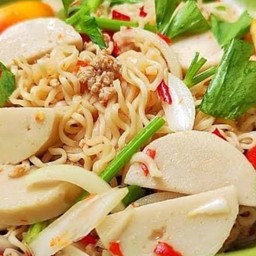 ยำมาม่าหมูยอ