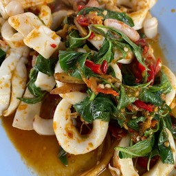 ปลาหมึกศอกผัดกะเพรา