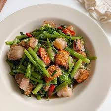 ผัดผักบุ้งหมูกรอบ