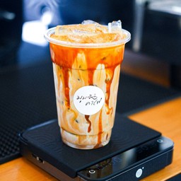 Iced Caramel Macchiato (ปกติความหวานจากซอสคาราเมลเข้มข้นเท่านั้น ไม่ใส่ไซรัปอื่นๆเพิ่ม)