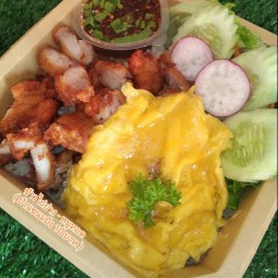 ข้าวไก่ย่าง - หมูทอด  ( บ้านขนมปัง 10 บาท ) -