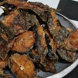 ข้าวผัดเผ็ดปลาดุกทอดกรอบ