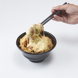 ข้าวหน้าไก่ทอดโอบังราดไข่ใส่ชีส