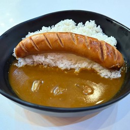 ข้าวแกงกะหรี่ไส้กรอกหมูพรีเมี่ยม ฟรีชาเขียวหรือมิโซะซุป