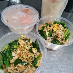 ผัดเส้นไวไวรสหมูสับค่ะ ใส่ไข่ใส่คะน้า