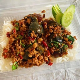 ข้าวราดกระเพราหมูสับไข่เยี่ยวม้า