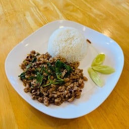 กระเพราหมูราดข้าว