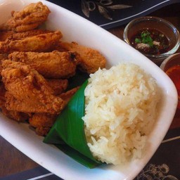 ชุดข้าวเหนียวปีกไก่ทอดน้ำปลา