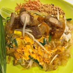 ป้าต้อย ผัดไทยโบราณ ราดหน้าหมูหมัก อยู่ข้าง ร้านครัวปากแดง