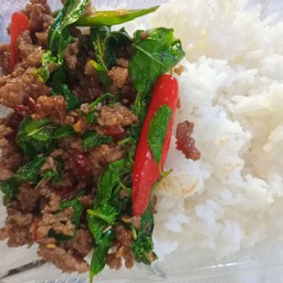 กะเพราเนื้อสับราดข้าว