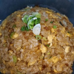 ข้าวผัดกระเทียมใส่ไข่
