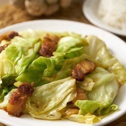 ข้าวกะหล่ำปลีผัดหมูสามชั้น