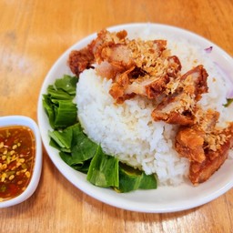 ข้าวหมูสามชั้นทอดน้ำปลา