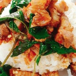 ข้าวกะเพราหมูกรอบ