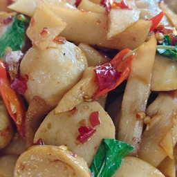 ข้าวกะเพราลูกชิ้นหมู หน่อไม้ดอง