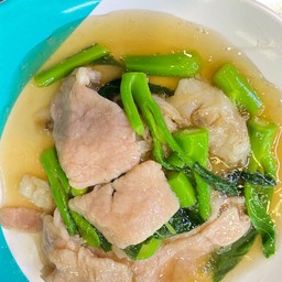 เส้นใหญ่ราดหน้าหมู