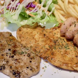 สเต็กหมูไก่ไส้กรอก